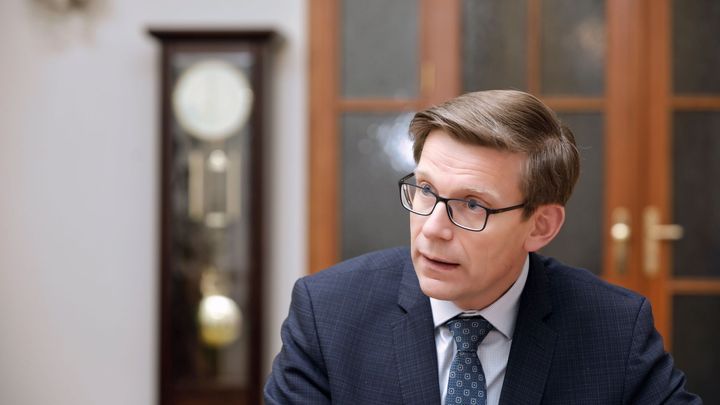 Nejsem jen střihač pásek, brání se ministr dopravy. Bez Fialy by bylo vše horší, míní