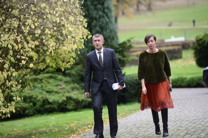 Andrej Babiš přichází společně s mluvčí ANO Lucií Kubovičovou na tiskovou konferenci po schůzce s Milošem Zemanem v Lánech 23. 10. 2017.