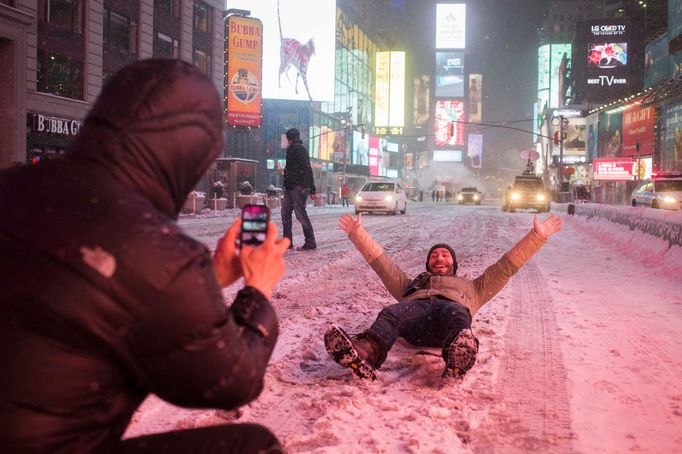 Turisté z Francie na Times Square v New Yorku, v časných ranních hodinách 27.ledna 2015.