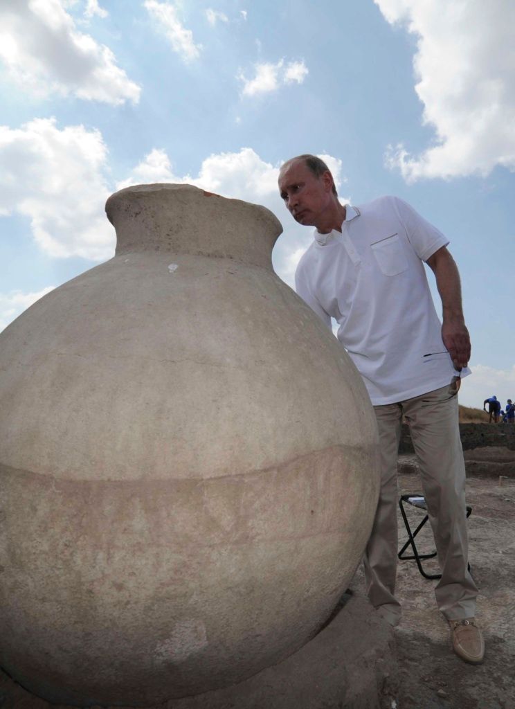 Ruský premiér Vladimír Putin jako podmořský archeolog