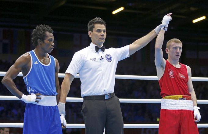 Kamerunský boxer Thomas Essomba (vlevo) je jedním z uprchlíků. Fotografie je z prohraného zápasu s Irem Paddym Barnesem.