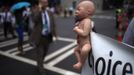 A pro-life activist holds a doll and banner while advocating his stance on abortion near the site of the Democratic National Convention in Charlotte, North Carolina on September 4, 2012. President Barack Obama will be nominated as the Democratic candidate at the convention, along with Vice President Joe Biden as his running mate, for November's U.S. presidential election. REUTERS/Adrees Latif (UNITED STATES - Tags: POLITICS ELECTIONS) Published: Zář. 4, 2012, 10:47 odp.