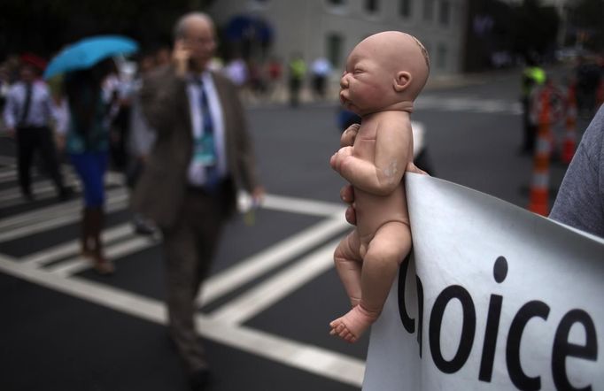 A pro-life activist holds a doll and banner while advocating his stance on abortion near the site of the Democratic National Convention in Charlotte, North Carolina on September 4, 2012. President Barack Obama will be nominated as the Democratic candidate at the convention, along with Vice President Joe Biden as his running mate, for November's U.S. presidential election. REUTERS/Adrees Latif (UNITED STATES - Tags: POLITICS ELECTIONS) Published: Zář. 4, 2012, 10:47 odp.