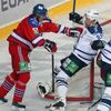 Hokej, KHL, Lev Praha - Dynamo Moskva: strkanice před brankou