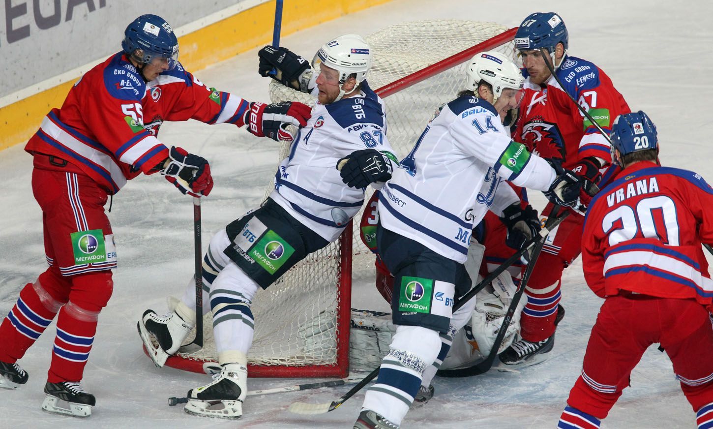 Hokej, KHL, Lev Praha - Dynamo Moskva: strkanice před brankou