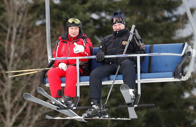 Ruský prezident Vladimir Putin si v Soči zalyžoval s běloruským protějškem Lukašenkem.