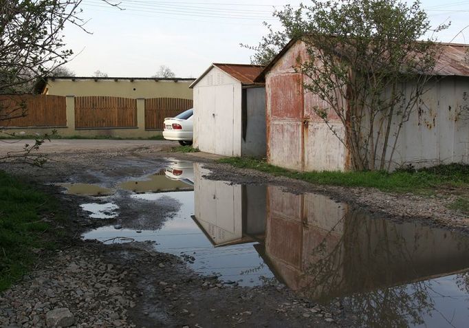 Plechové garáže budou nejspíš nahrazeny novými činžovními domy.