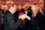 Smím prosit? Prezident Václav Havel a herečka Dáša Veškrnová poprvé spolu na veřejnosti na česko-rakouském bálu ve Španělském sále Pražského hradu, 1995.