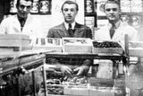 Pražský lahůdkář Jan Paukert (na fotce uprostřed) vytvořil obložený chlebíček počátkem 20. století. Jeho podnik sídlil v Praze na Národní třídě.