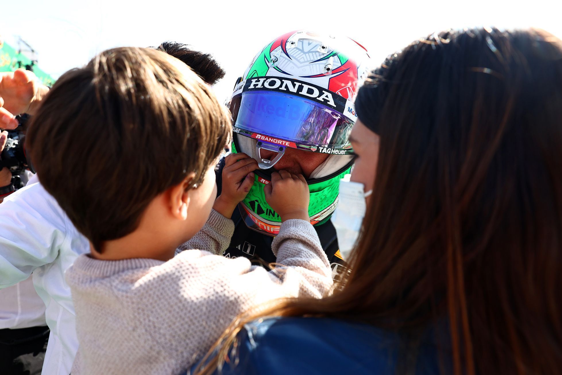 Segio Pérez s manželkou Carolou Martinezovou a synem Sergiem juniorem po VC Mexika formule 1 2021