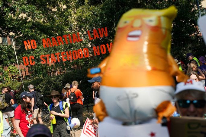Trump Národní gardu do demokraty ovládaného hlavního města Spojených států vyslal v srpnu s odůvodněním, že je tam potřeba bojovat proti vysoké kriminalitě.