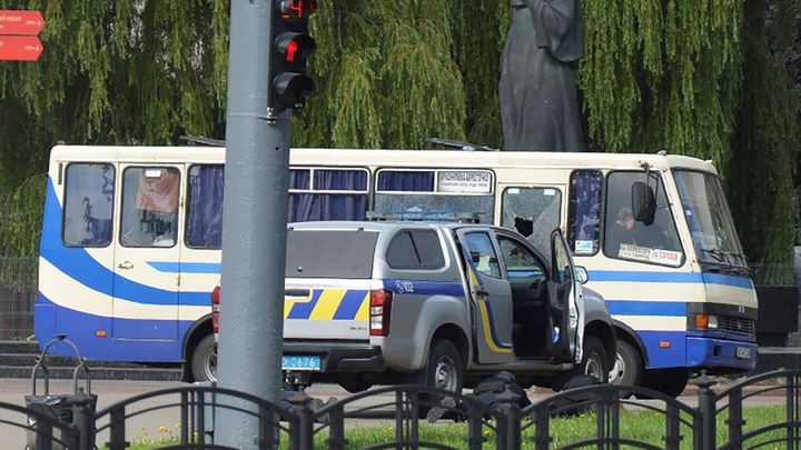 Ozbrojený muž se na Ukrajině zmocnil 20 rukojmích. Drží je v autobuse