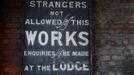 An antique sign greets visitors at the entrance to the Middleport pottery in Stoke-on-Trent, central England January 22, 2013. The pottery which dates back to 1888 and was rescued from closure in 2009, continues to use traditional methods to produce its range of ceramics and famous Burleigh Ware pottery. REUTERS/Phil Noble (BRITAIN - Tags: BUSINESS SOCIETY EMPLOYMENT) Published: Led. 22, 2013, 4:08 odp.