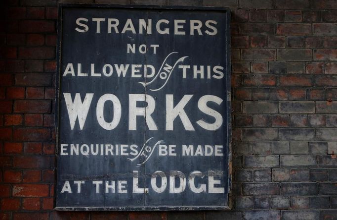 An antique sign greets visitors at the entrance to the Middleport pottery in Stoke-on-Trent, central England January 22, 2013. The pottery which dates back to 1888 and was rescued from closure in 2009, continues to use traditional methods to produce its range of ceramics and famous Burleigh Ware pottery. REUTERS/Phil Noble (BRITAIN - Tags: BUSINESS SOCIETY EMPLOYMENT) Published: Led. 22, 2013, 4:08 odp.