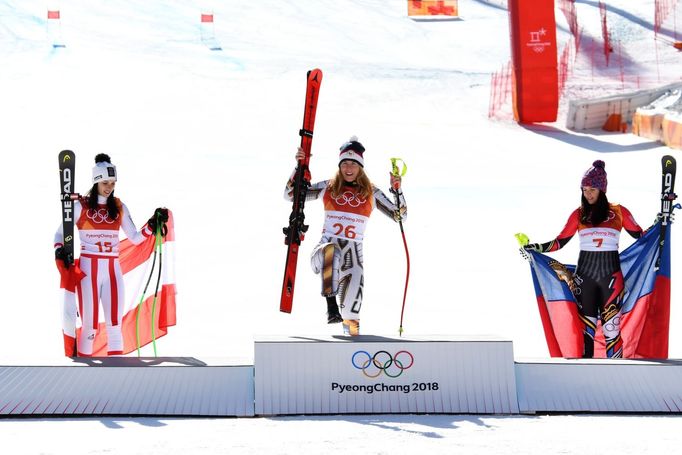 Anna Veithová, Ester Ledecká a Tina Weiratherová na stupních vítězů v super-G na ZOH 2018