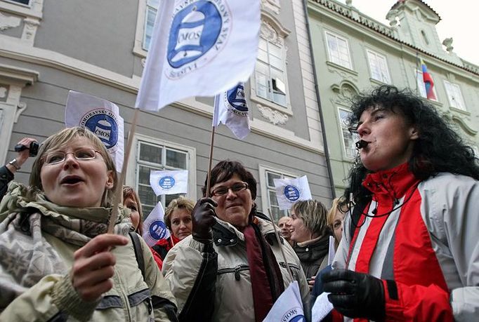 Učitelky mávají vlaječkami Českomoravského odborového svazu.