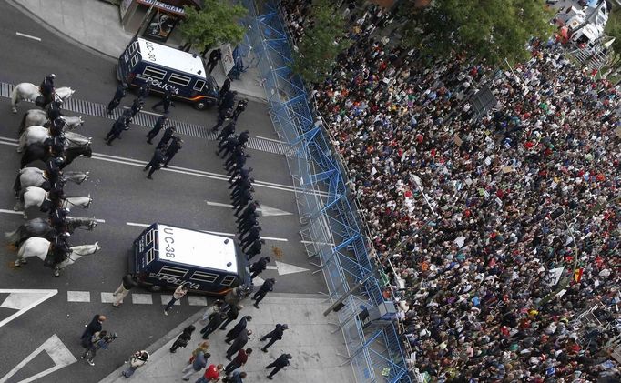 Protesters gather close to Spain's Parliament during a demostration in Madrid, September 25, 2012. Police prepared on Tuesday for anti-austerity demonstrations in Spain's capital ahead of the government's tough 2013 budget that will cut into social services as the country teeters on the brink of a bailout. REUTERS/Andrea Comas (SPAIN - Tags: CIVIL UNREST POLITICS TPX IMAGES OF THE DAY BUSINESS) Published: Zář. 25, 2012, 5:43 odp.