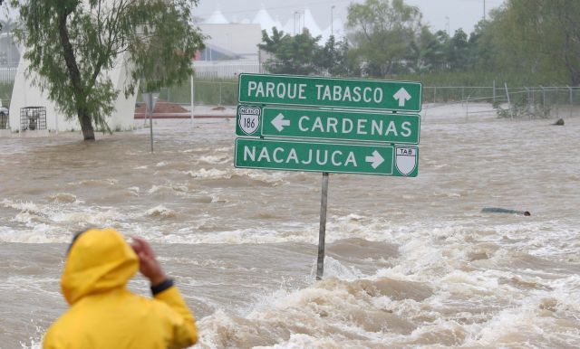Muž sleduje velkou vodu, která zalila město Villahermosa