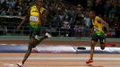 Jamajský sprinter Usain Bolt slaví vítězství ve sprintu na 200 metrů na OH 2012 v Londýně.