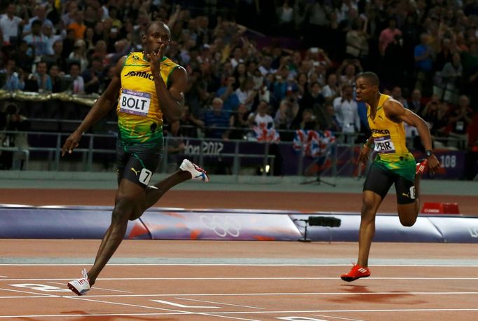 Jamajský sprinter Usain Bolt slaví vítězství ve sprintu na 200 metrů na OH 2012 v Londýně.