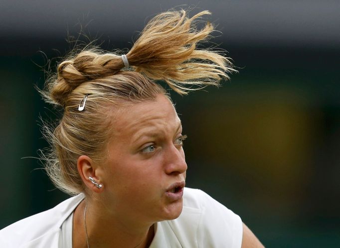 Petra Kvitová v zápase s Kirsten Flipkensovou na Wimbledonu 2013