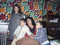 Kaddáfího manželka Safíja s dětmi, snímek z roku 1986.