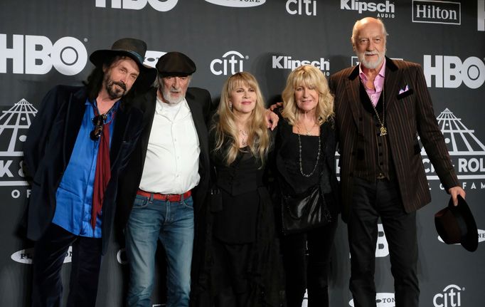 Členové kapely Fleetwood Mac, zleva Mike Campbell, John McVie, Stevie Nicks, Christine McVie a Mick Fleetwood, v roce 2019.