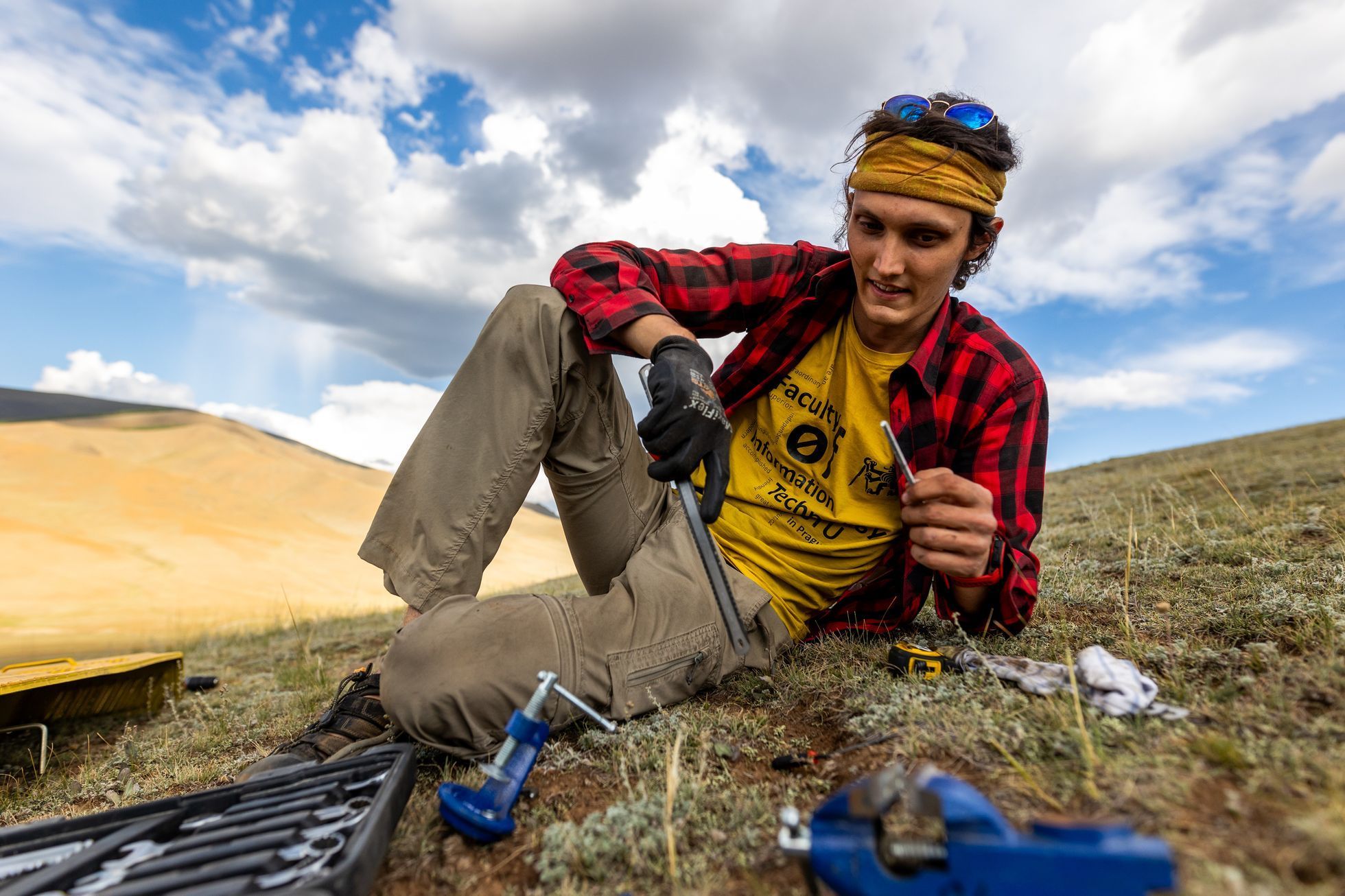 Žlutá žába pluje na východ