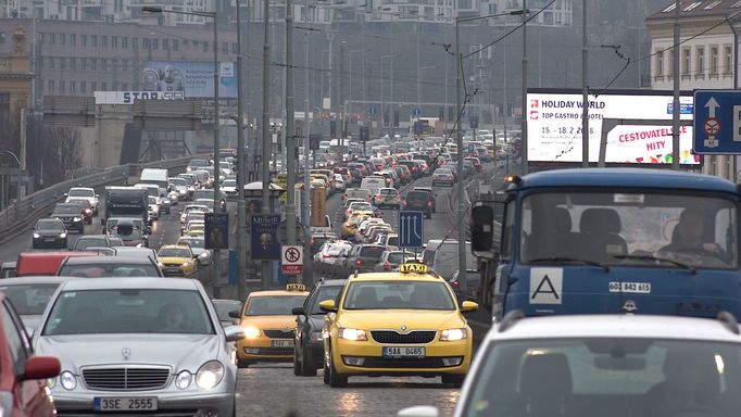 Taxi doprava kolony Protestující taxikáři vyjeli do ulic i druhý den