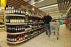 České značky táhnou stále méně, boduje jen pivo a víno