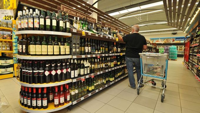 Pivo nebo víno českých značek si pbvykle kupuje 66 procent lidí.