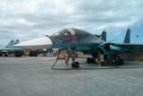 Vojáci připravují na ruské základně Hmejmím v Sýrii stíhací bombardér Suchoj Su-34 k akci.