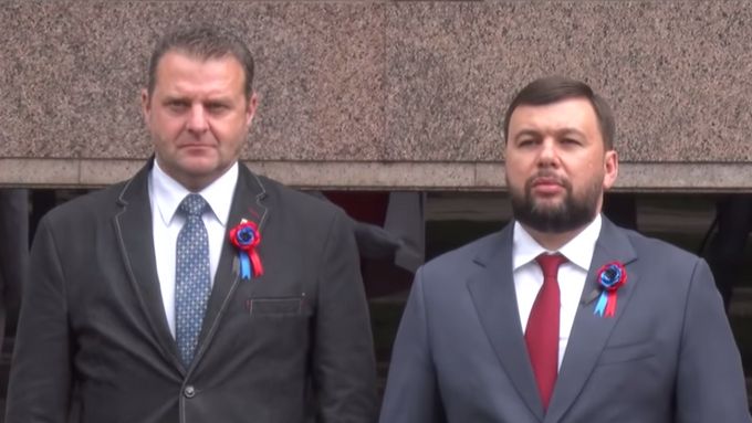 Poslanec KSČM Zdeněk Ondráček (vlevo) na oslavách Dnů Doněcké lidové republiky.