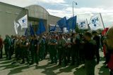 Zaměstnanci demonstrují před sídlem firmy Siemens Kolejová vozidla na Zličíně.
