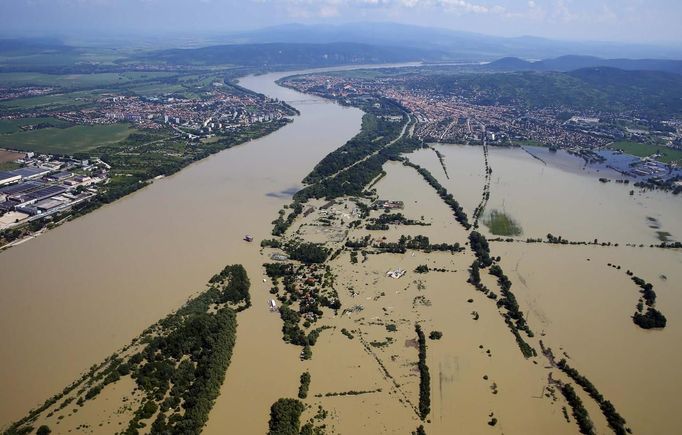 Rozvodněný Dunaj v Maďarsku nedaleko Budapešti.