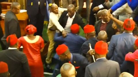 V ugandském parlamentu létaly židle, stojany mikrofonů a poslankyně omdlévaly