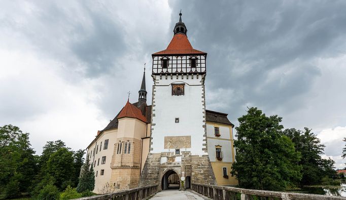 Zámek Blatná na jihu Čech, na kterém se natáčela pohádka Šíleně smutná princezna. Majitelé připravují prohlídky zámku a obory s daňky a také aktivity pro celou rodinu.