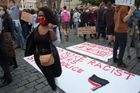 I přes pandemii v Praze protestovaly stovky lidí. Protest připomínal oběti rasismu
