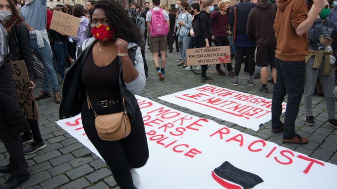 I přes pandemii v Praze protestovaly stovky lidí. Protest připomínal oběti rasismu
