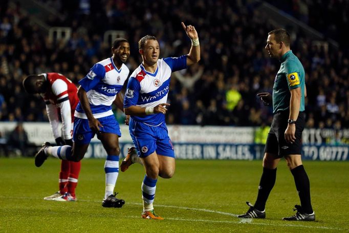 Fotbalista Readingu Noel Hunt slaví gól v utkání anglického poháru 2012/13 proti Arsenalu.