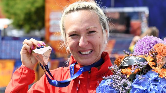 Eva Vrabcová Nývltová pózuje s bronzem z atletického ME, je to celkem třetí medaile pro českou výpravu. Všechny cenné kovy získaly ženy.