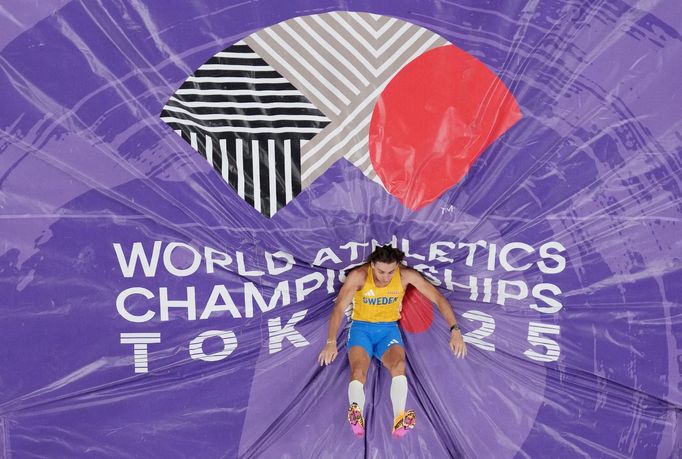 Švédský tyčkař Armand Duplantis a jeho rekord při MS v atletice 2025 v Tokiu