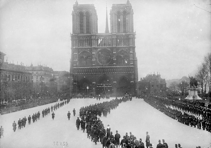 Pohřeb Alfreda Picarda, francouzského inženýra a politika, před katedrálou Notre-Dame v Paříži, 14. března 1913.