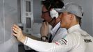 Michael Schumacher konzultuje s mechaniky