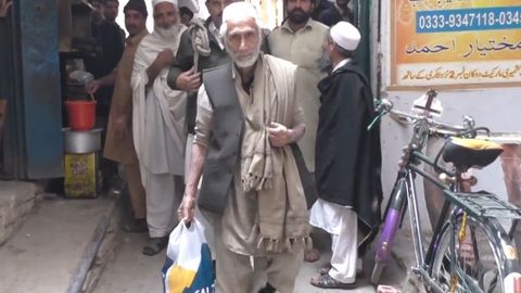 Svět dojal pákistánský nosič mouky. Lidé mu koupili nové boty a posílají peníze