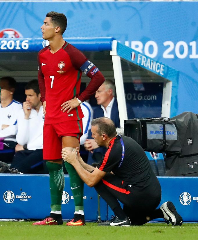 Euro 2016, finále Francie-Portugalsko: ošetřovaný Cristiano Ronaldo