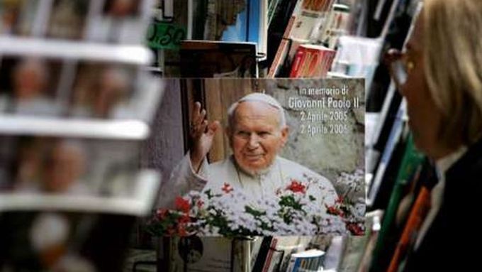 Stánek poblíž Svatopetrského náměstí v Římě už prodává suvenýry, připomínající první výročí smrti Jana Pavla II.