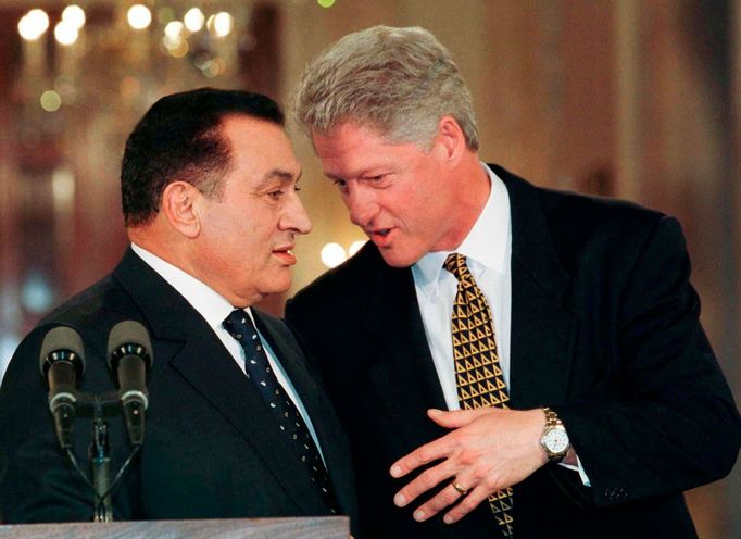 Americký prezident Bill Clinton a egyptská hlava státu Husní Mubarak na tiskové společné konferenci v Bílém domě z 10. března 1997.