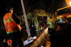 Při nehodě v Indii zemřelo nejméně 44 lidí, plný autobus se zřítil ze srázu