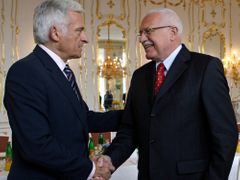 Předseda Evropského parlamentu Jerzy Buzek s Václavem Klausem.